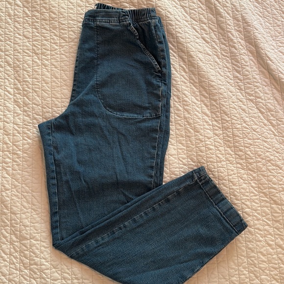 CROFT&BARROW PULL ON WOMENS SIZE MEDIUM JEANS. stretchy feel. Pockets. - Picture 9 of 10